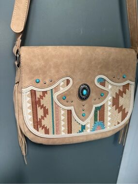 Justin Boots Crossbody tan saddlebag. Concealed carry multiple pockets NWOT